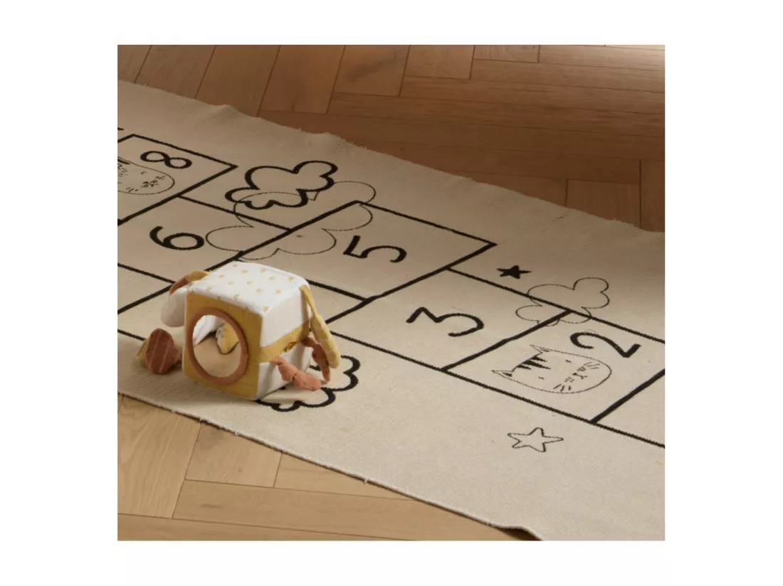 Cube d'activités en coton blanc