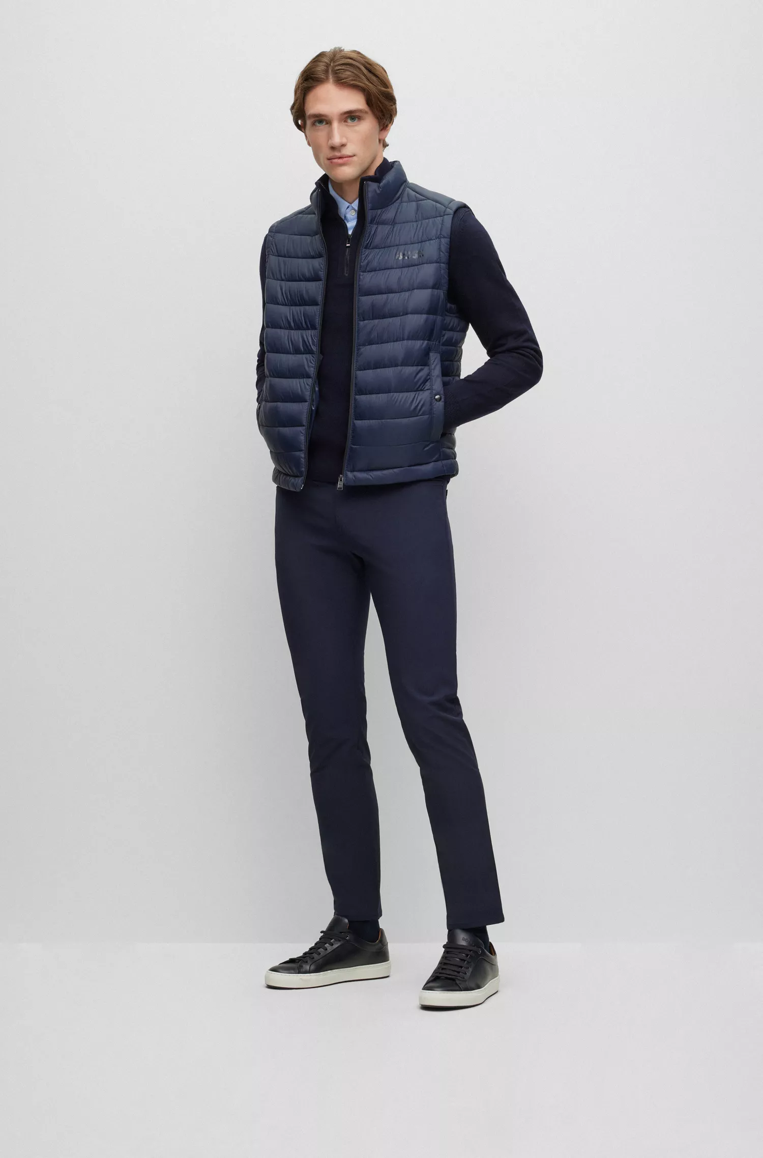 Calça jeans BOSS preta, corte slim, em denim elástico de alta performance.