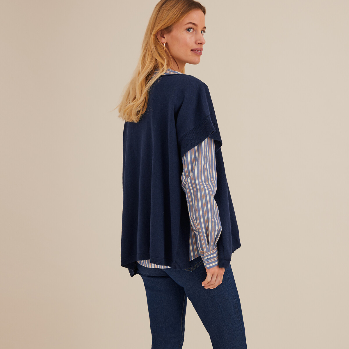 ANNE WEYBURN<br>Poncho de gola redonda em malha fina