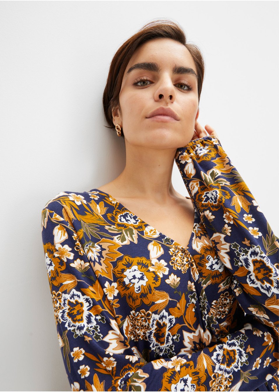 Robe en jersey avec décolleté en V et lien à nouer