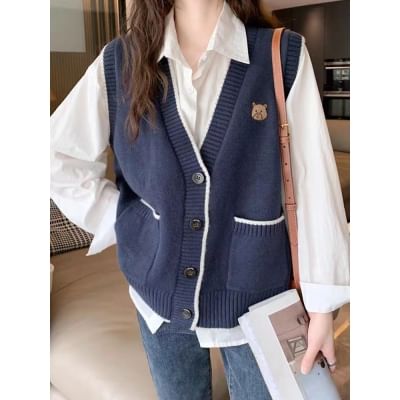 Surbane - V-hals vest met contrasterende rand en geborduurde beer
