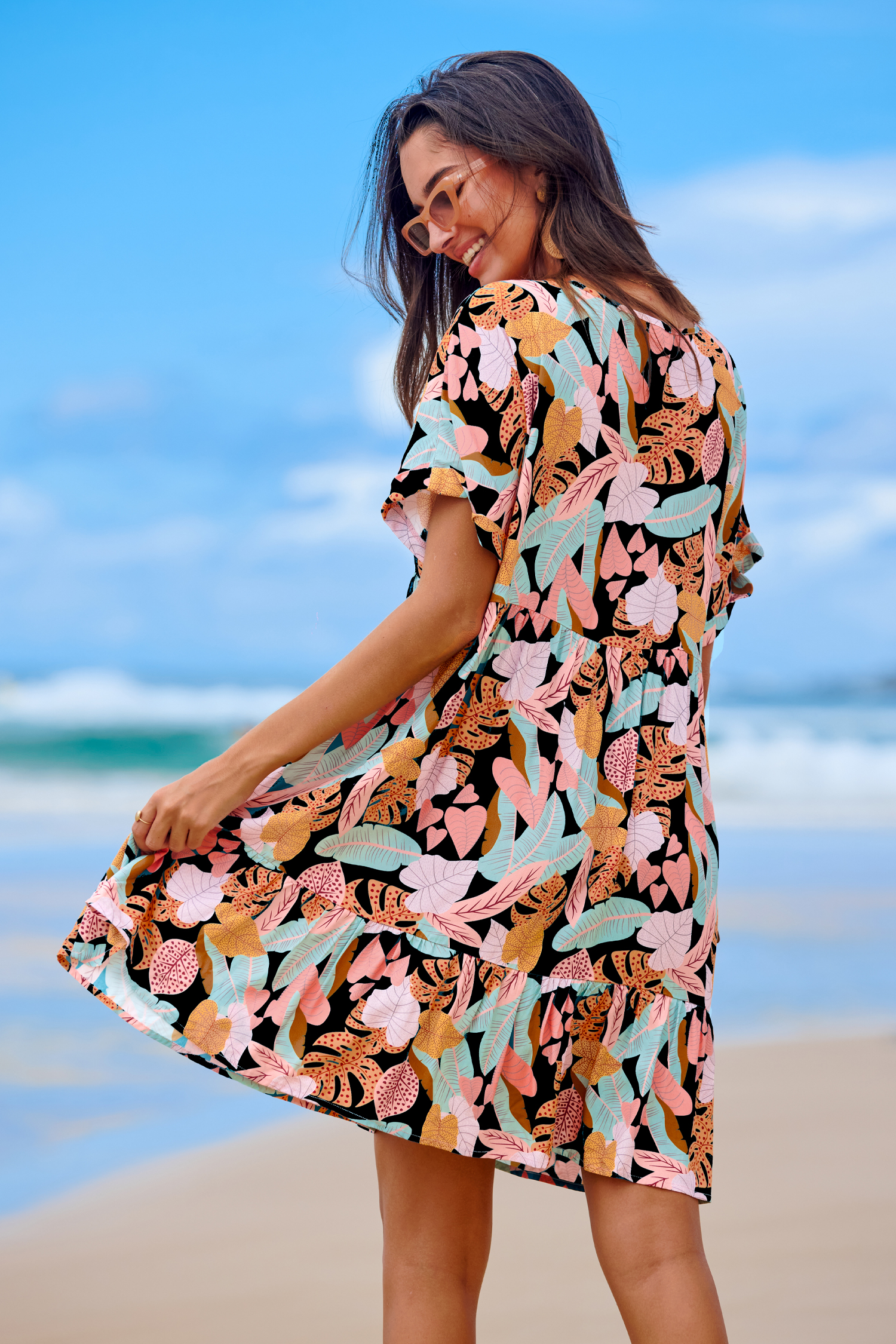 Robe midi à manches courtes et ourlet à volants et feuilles