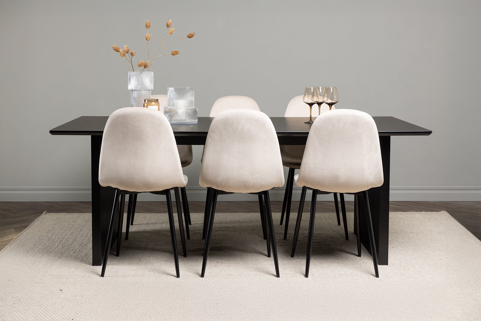 Polar Spisestol. Sett av 2 Sett av 2. Beige fløyelsstoff med sortlakkerte ben.