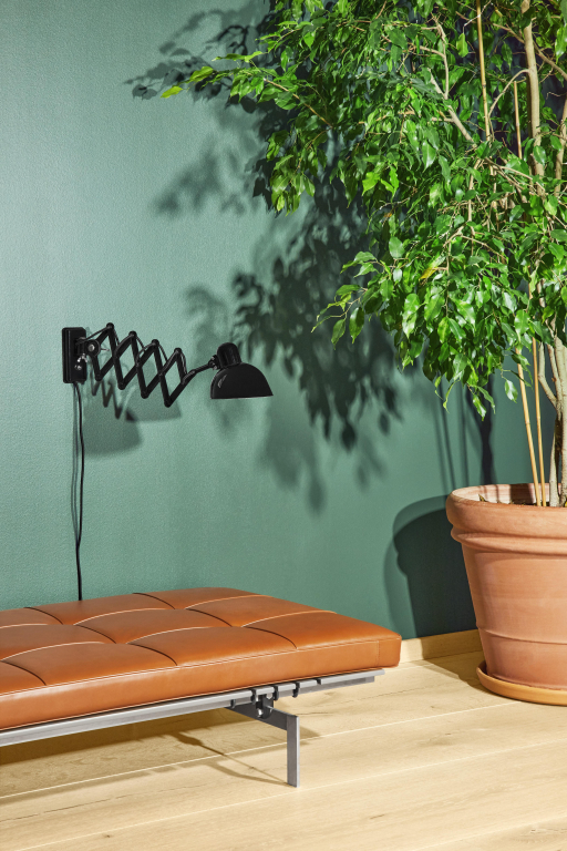 Fritz Hansen Kaiser Idell 6718-W wandlamp mat zwart