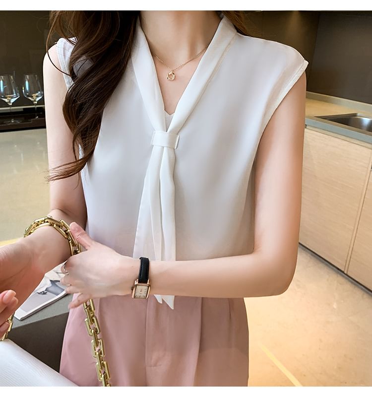 Superduper - Mouwloze blouse met strikhals
