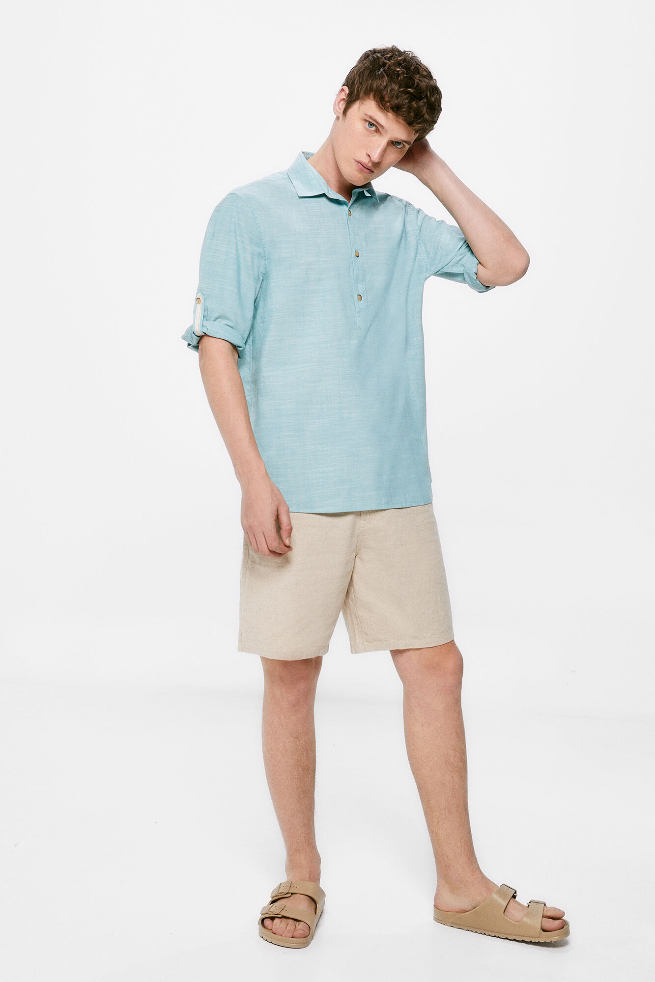 Camisa clara, cor turquesa