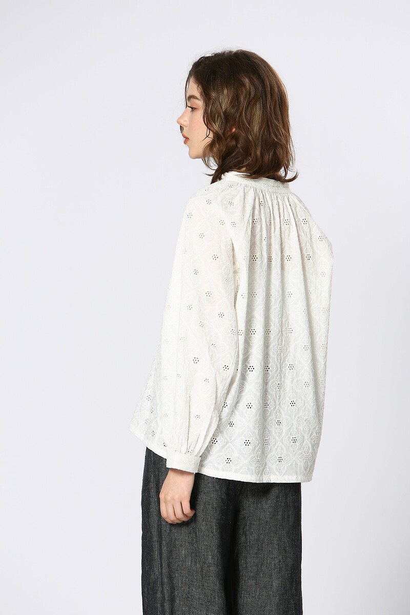 ATÉ BREVE<br>Blusas bordadas