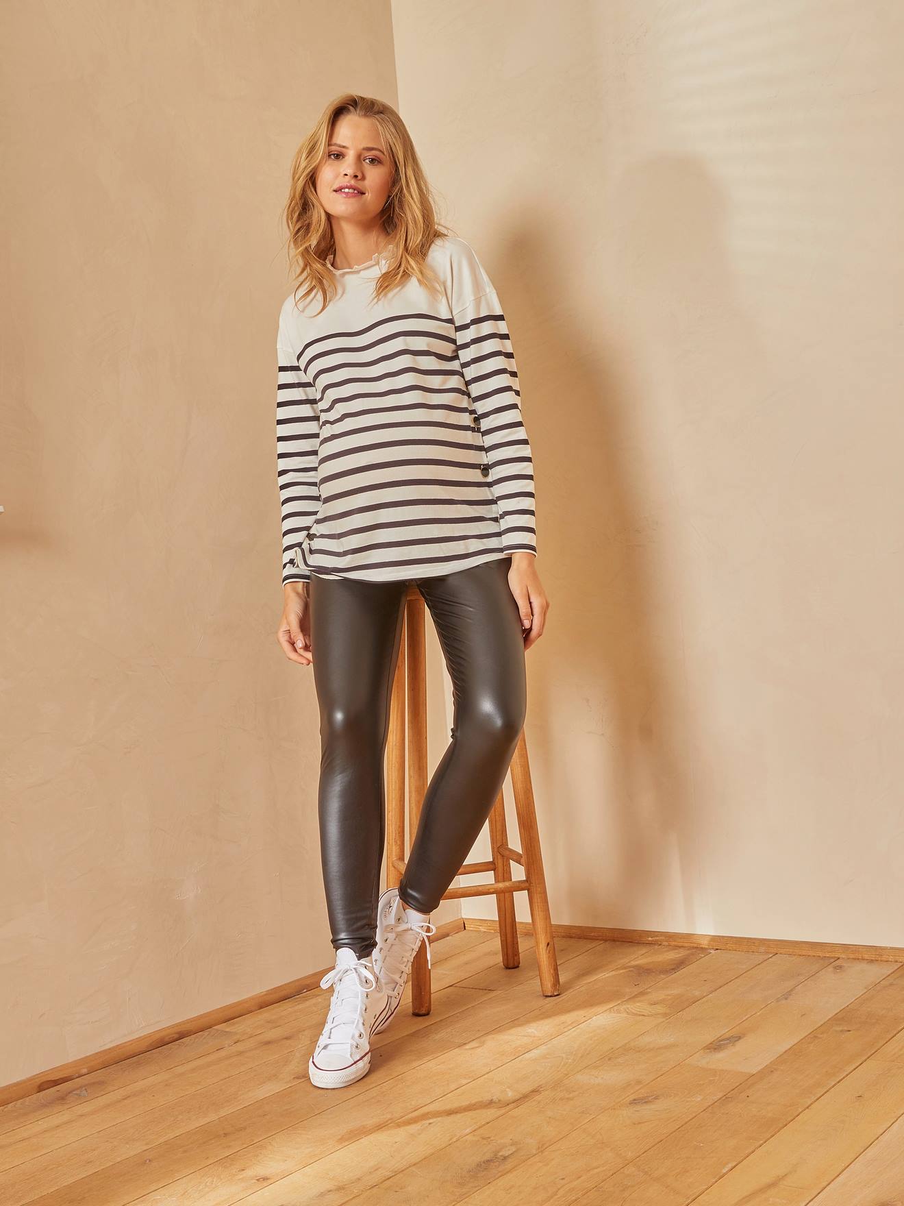 Calça legging de maternidade lisa em couro sintético preto escuro.