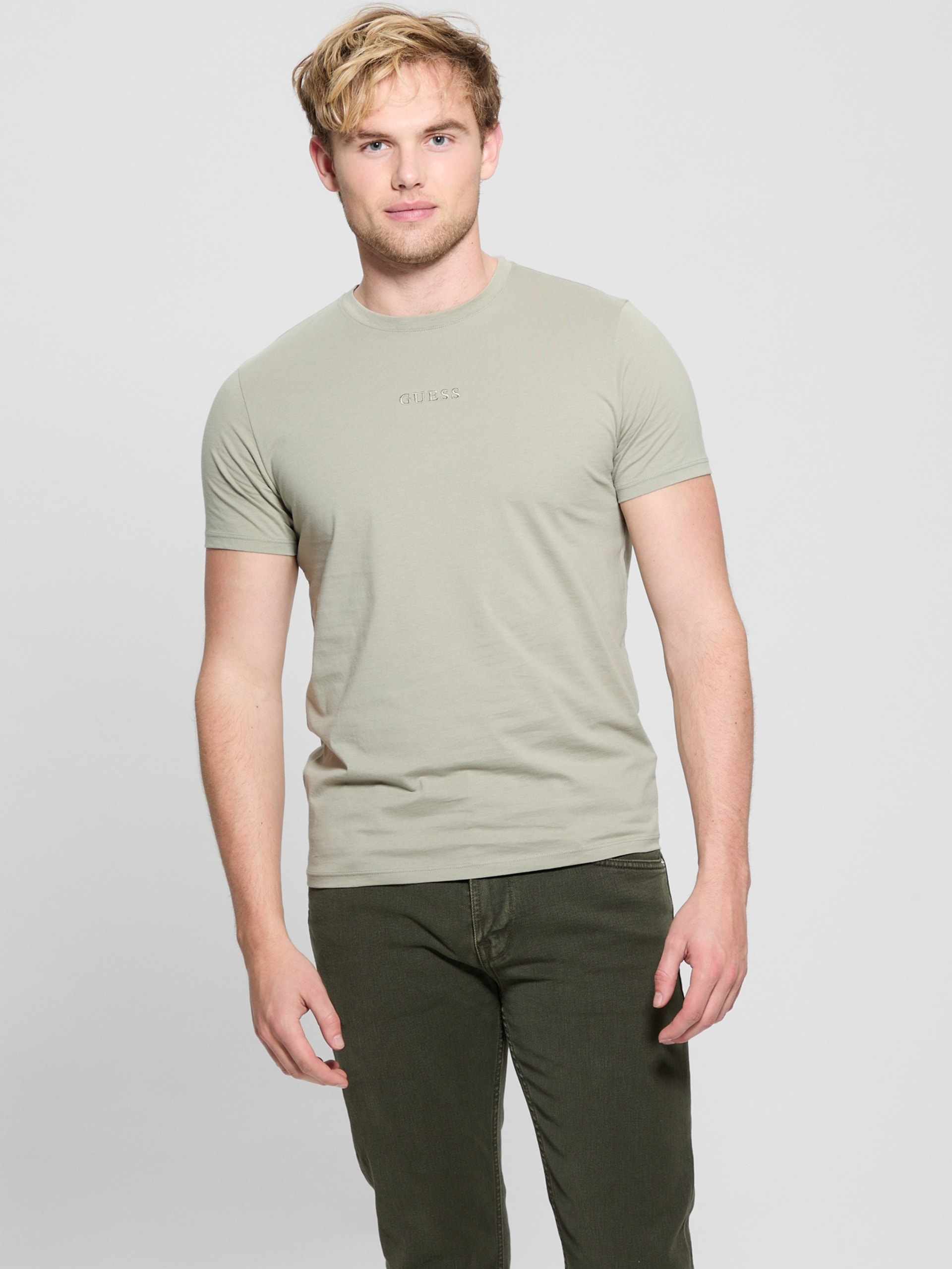 Camiseta com assinatura bordada