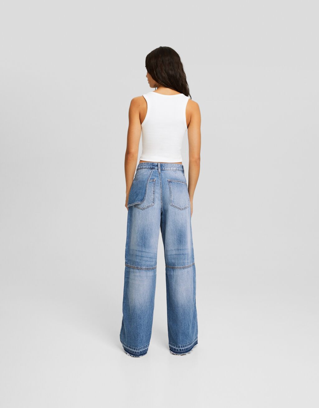 Calça jeans de perna larga com detalhe na cintura