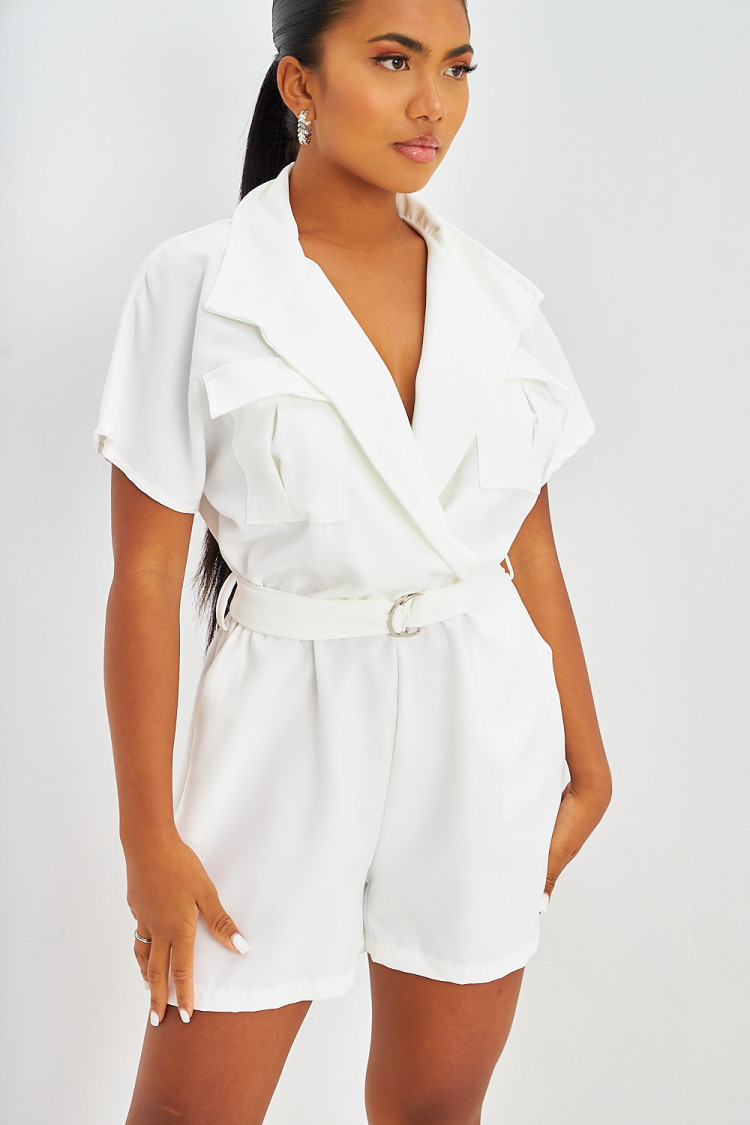 Combi-short à ceinture blanche
