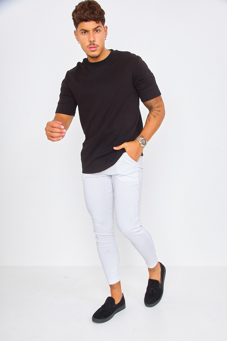 Pantalon chino blanc à rayures pointillées noires
