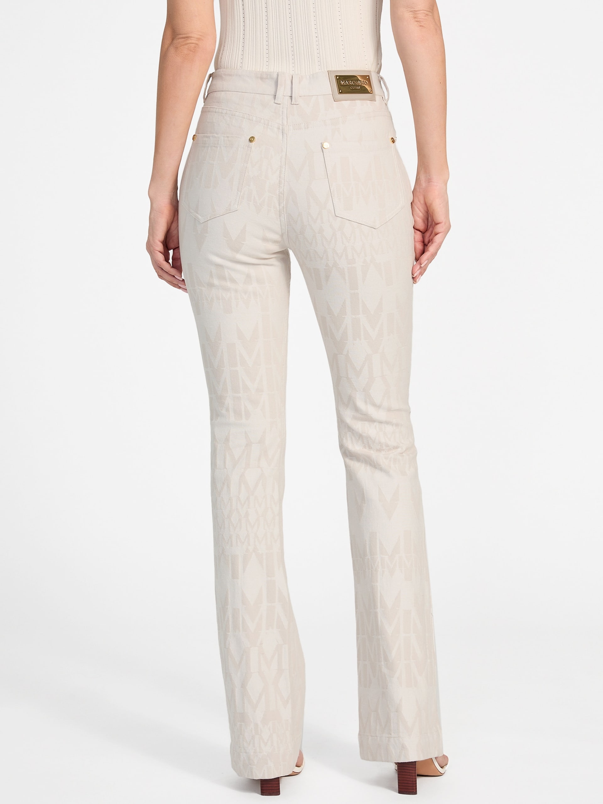 Calça jeans flare com monograma Sarah