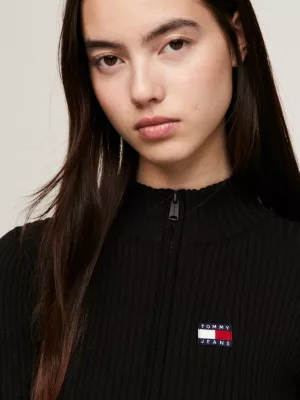 Vestido de malha canelada com zíper e emblema