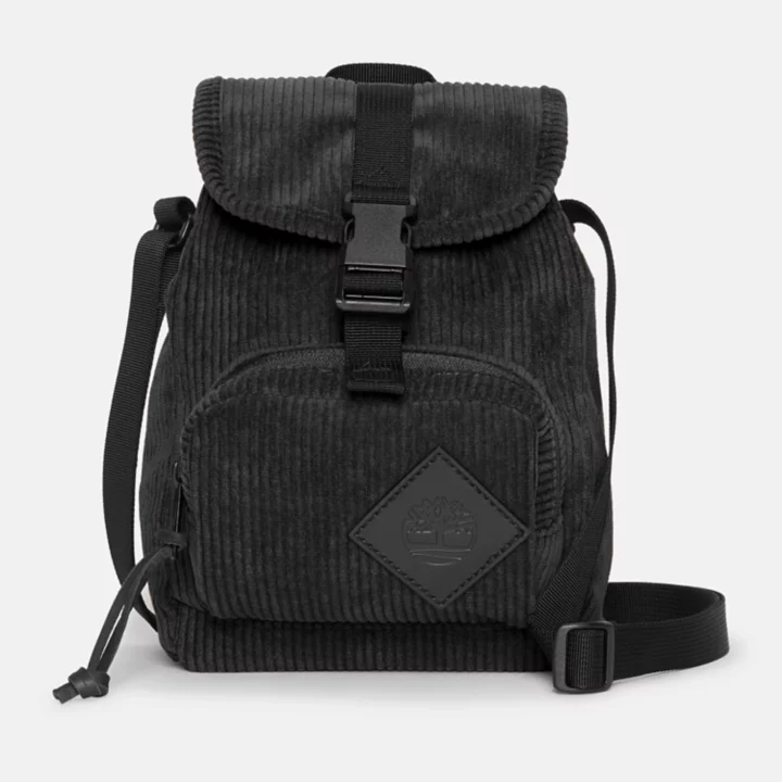 Bolsa transversal feminina de veludo cotelê na cor preta.