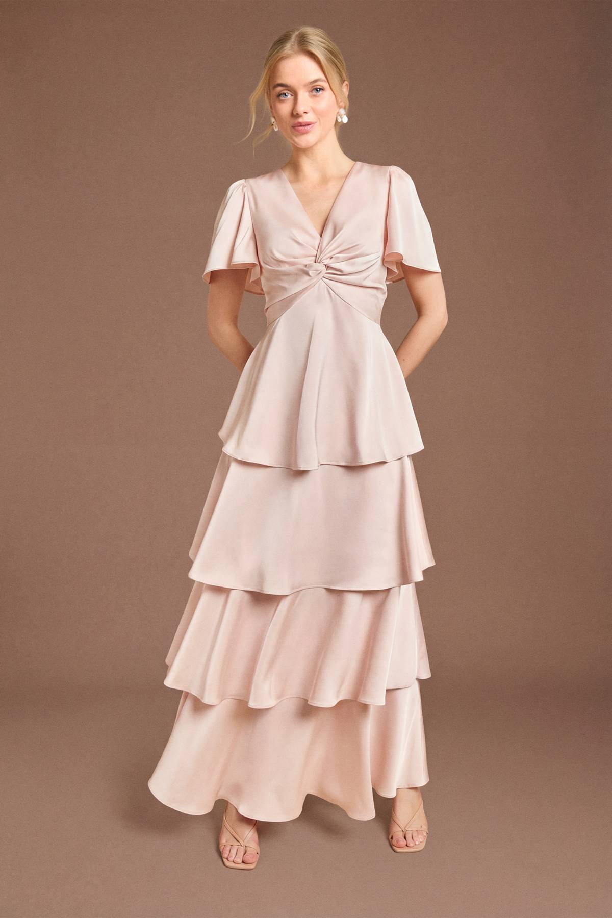 Oasis Robe Longue De Demoiselle D'honneur En Satin À Étages Avec Devant Torsadé