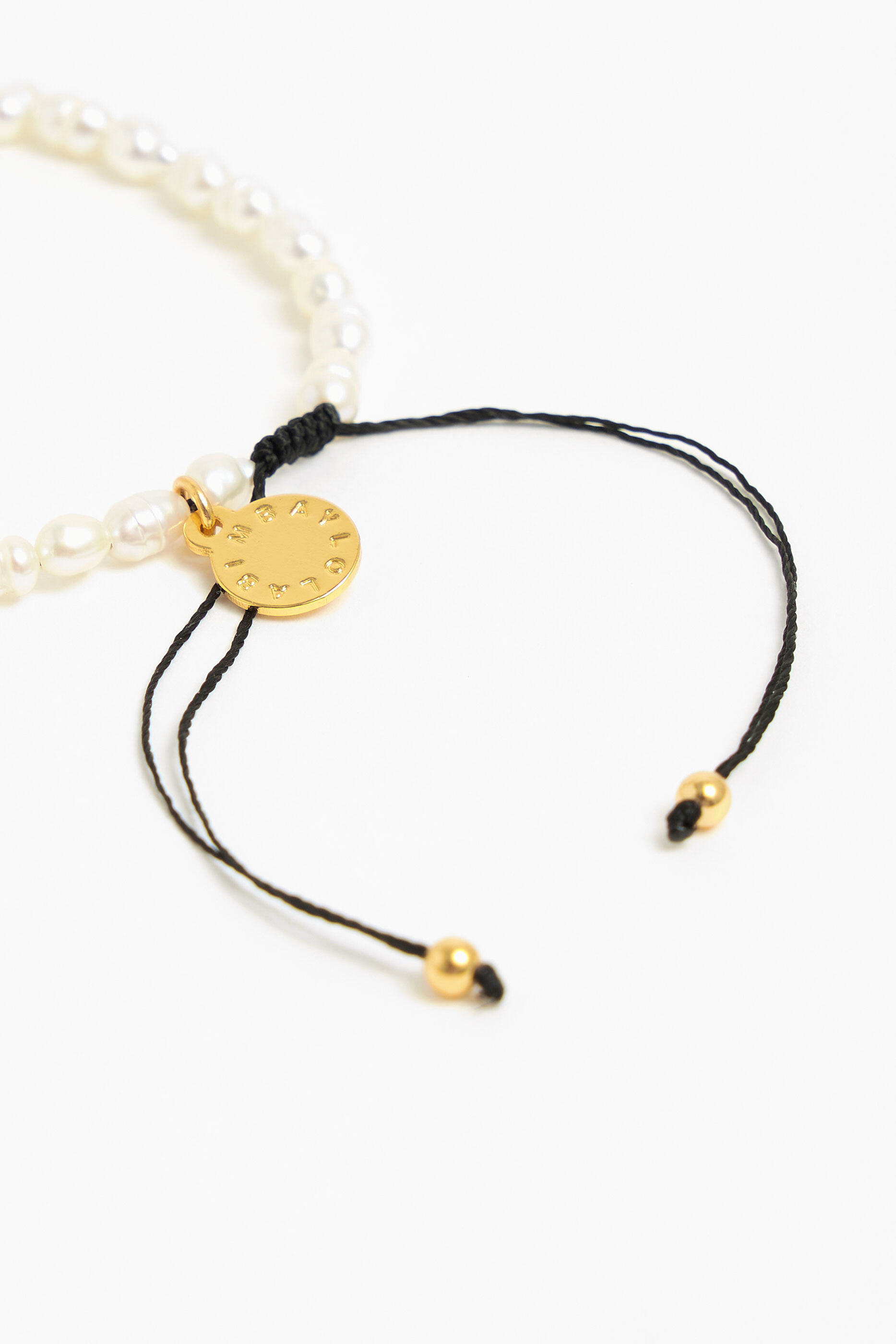 Pulseira de pérolas com a letra A