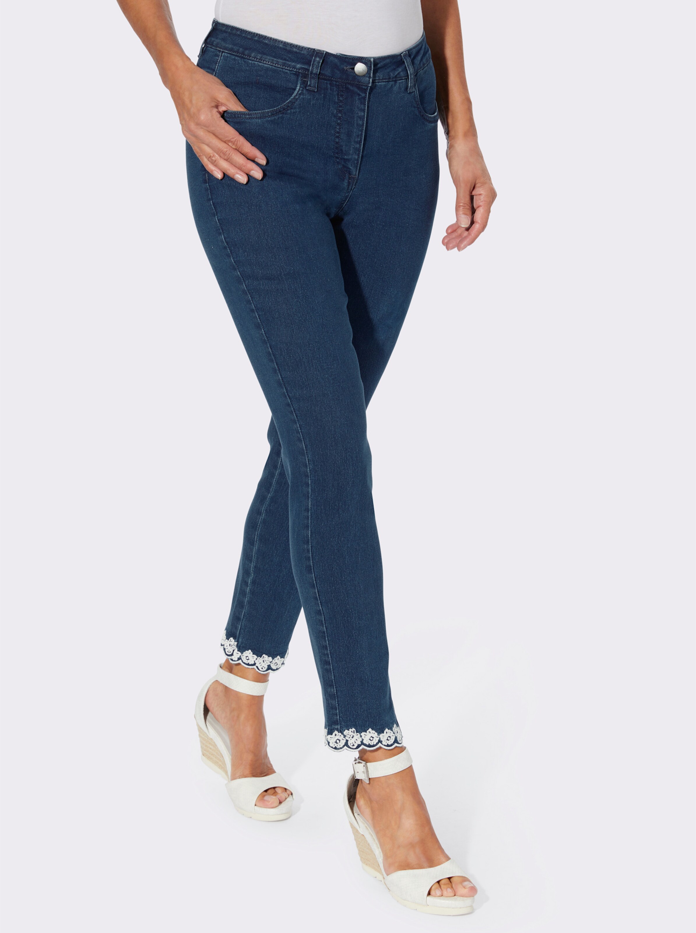 Jeans mit dekorativer Stickerei