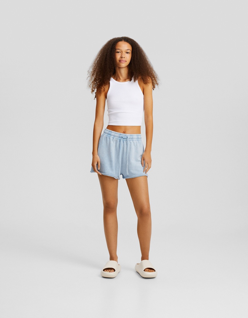 Shorts de pelúcia com efeito desbotado