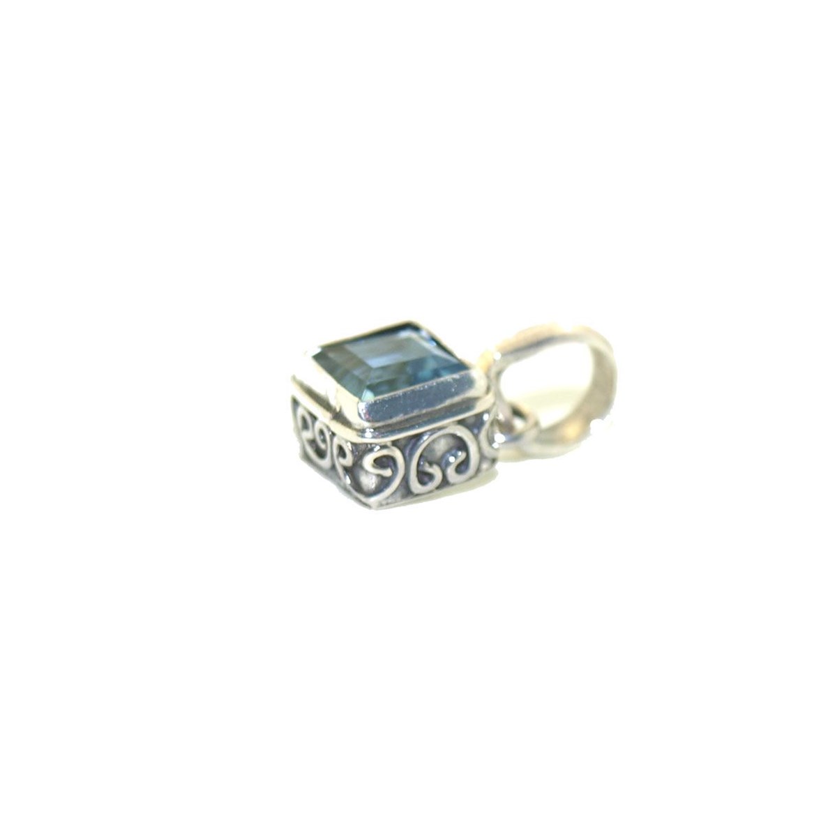 Pendentif en argent et topaze bleue facettée