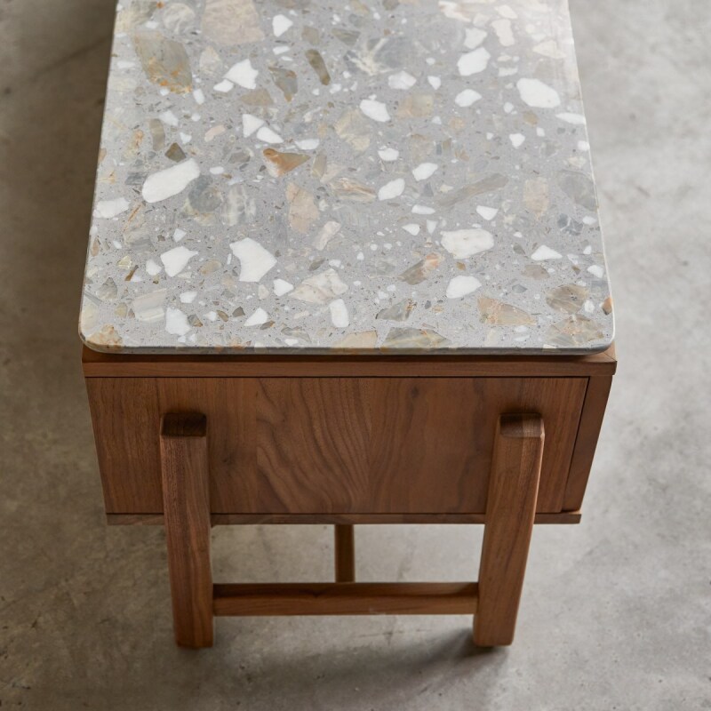 Meuble TV Isaure en bois de noyer massif et terrazzo premium H 45 x L 140 x P 45 cm