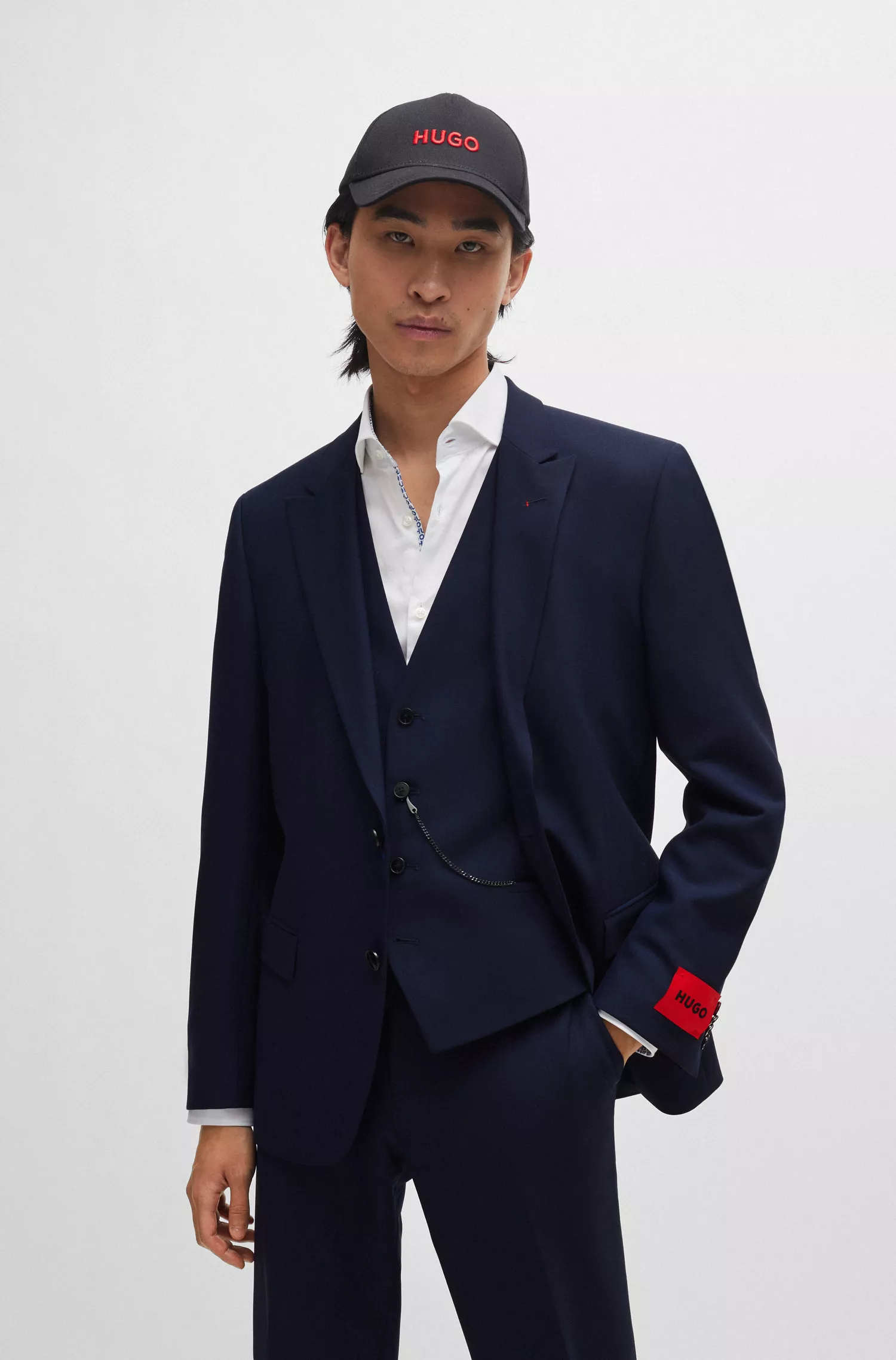 Terno HUGO vermelho de três peças, corte slim, em tecido elástico de alta performance.