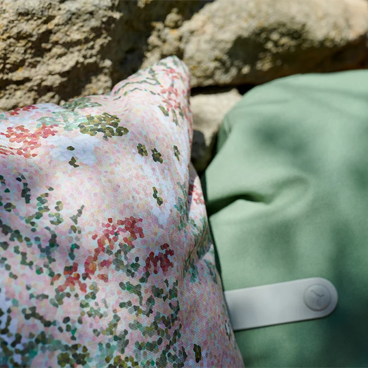 Fermob - Bouquet Sauvage Outdoor Kissen, 44 x 44 cm, puderrosa