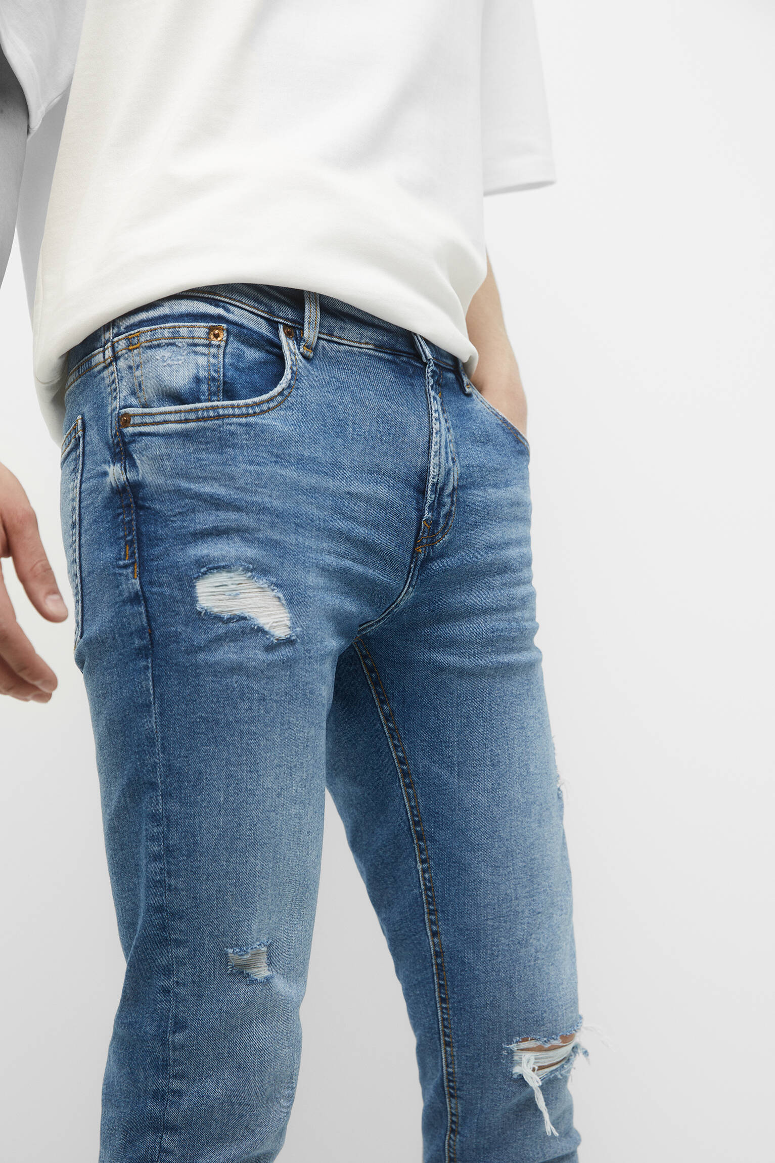 CALÇA JEANS SKINNY RASGADA - AZUL MÉDIO
