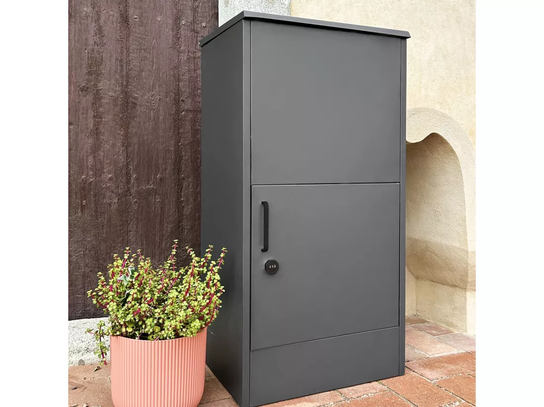 Boite à colis 56 cm en acier galvanisé avec cadenas. anthracite. capacité de 2 colis. L 56 x P 43 x H 107 cm