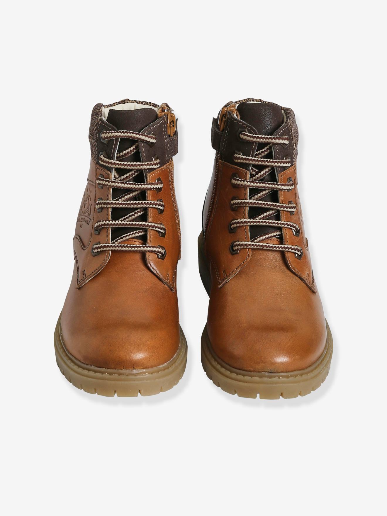 Botas de cano curto em couro com desenho em relevo, cadarços e zíperes, cor marrom médio lisa para meninos