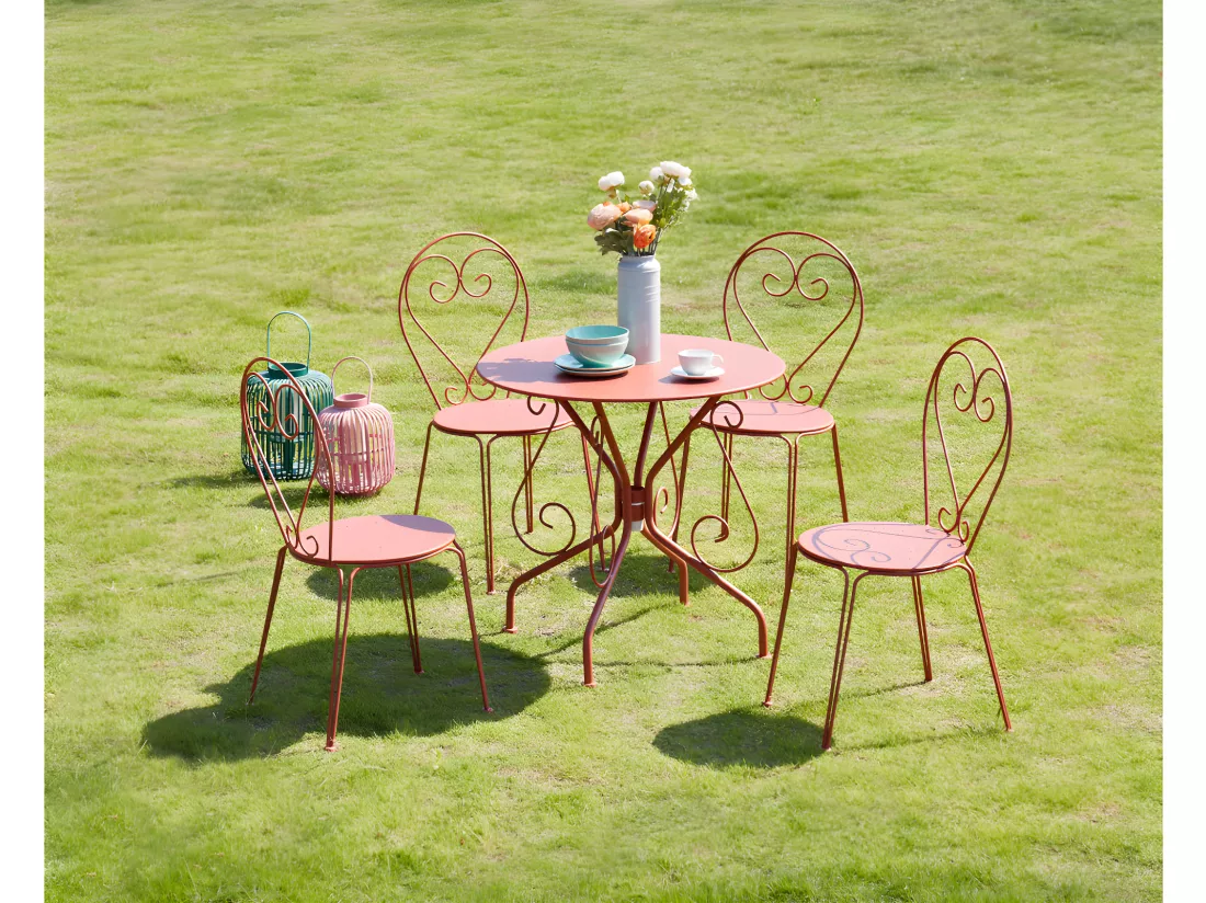 Salle à manger de jardin en métal façon fer forgé : une table et 4 chaises empilables - Terracotta - GUERMANTES de MYLIA