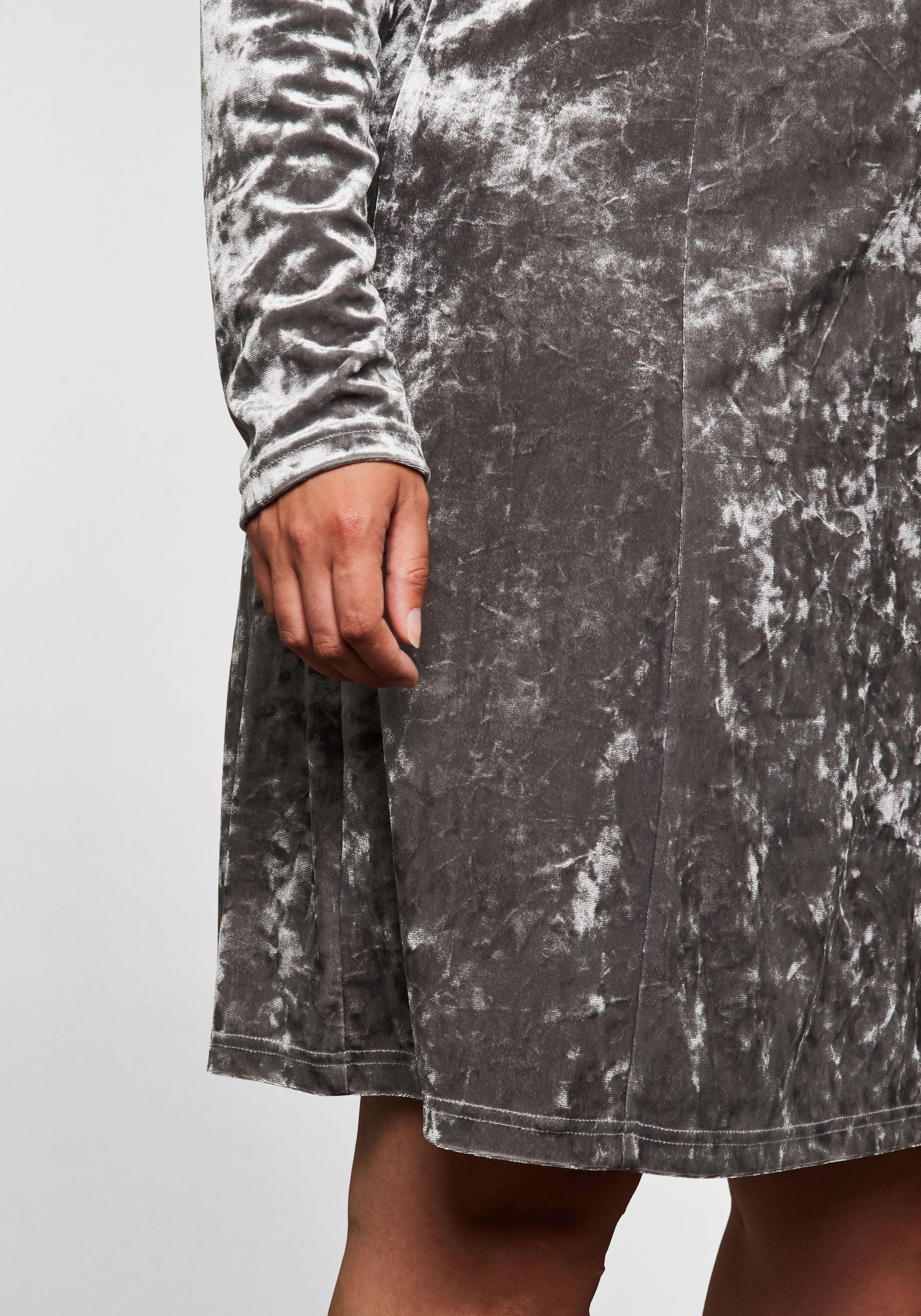 Kleid aus glänzendem Pannesamt