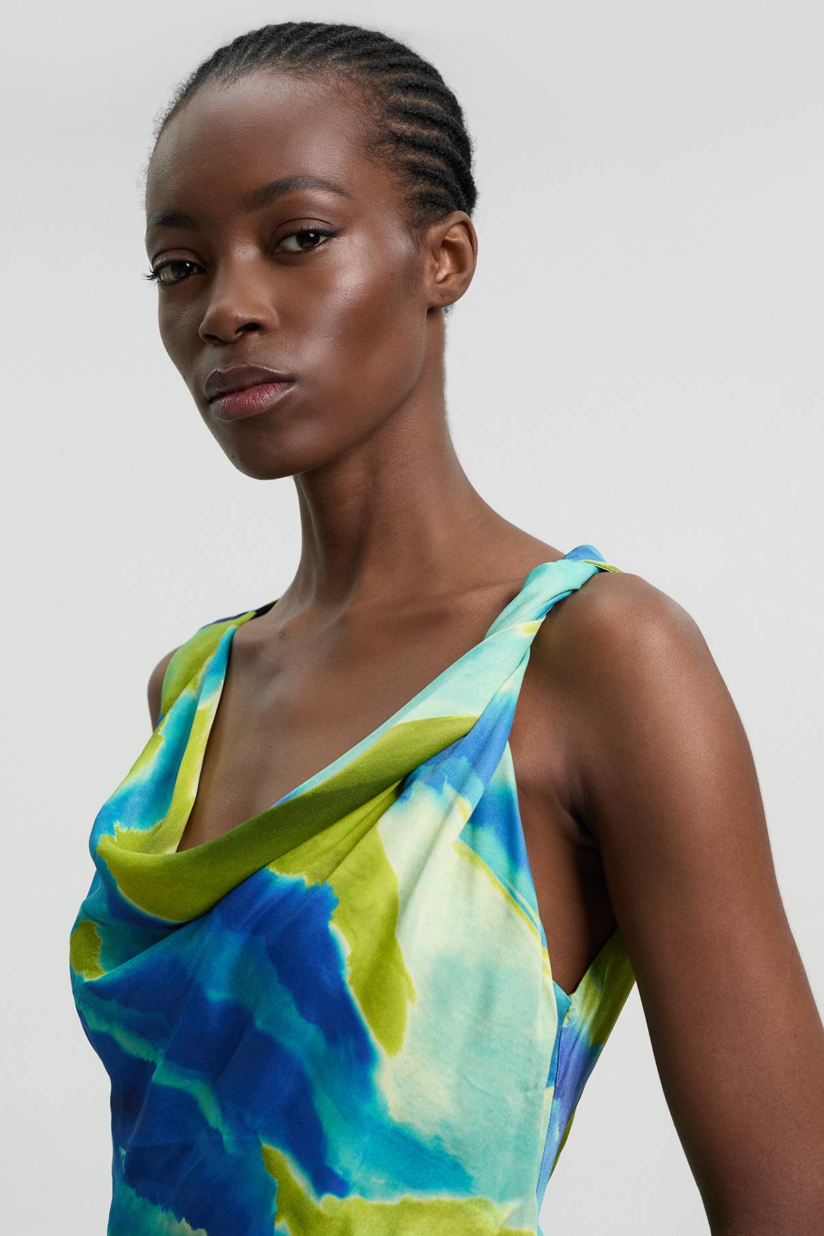KarenMillen Robe Midi Aqua En Viscose Satinée Avec Détail Torsadé À L'épaule Et Imprimé Abstrait