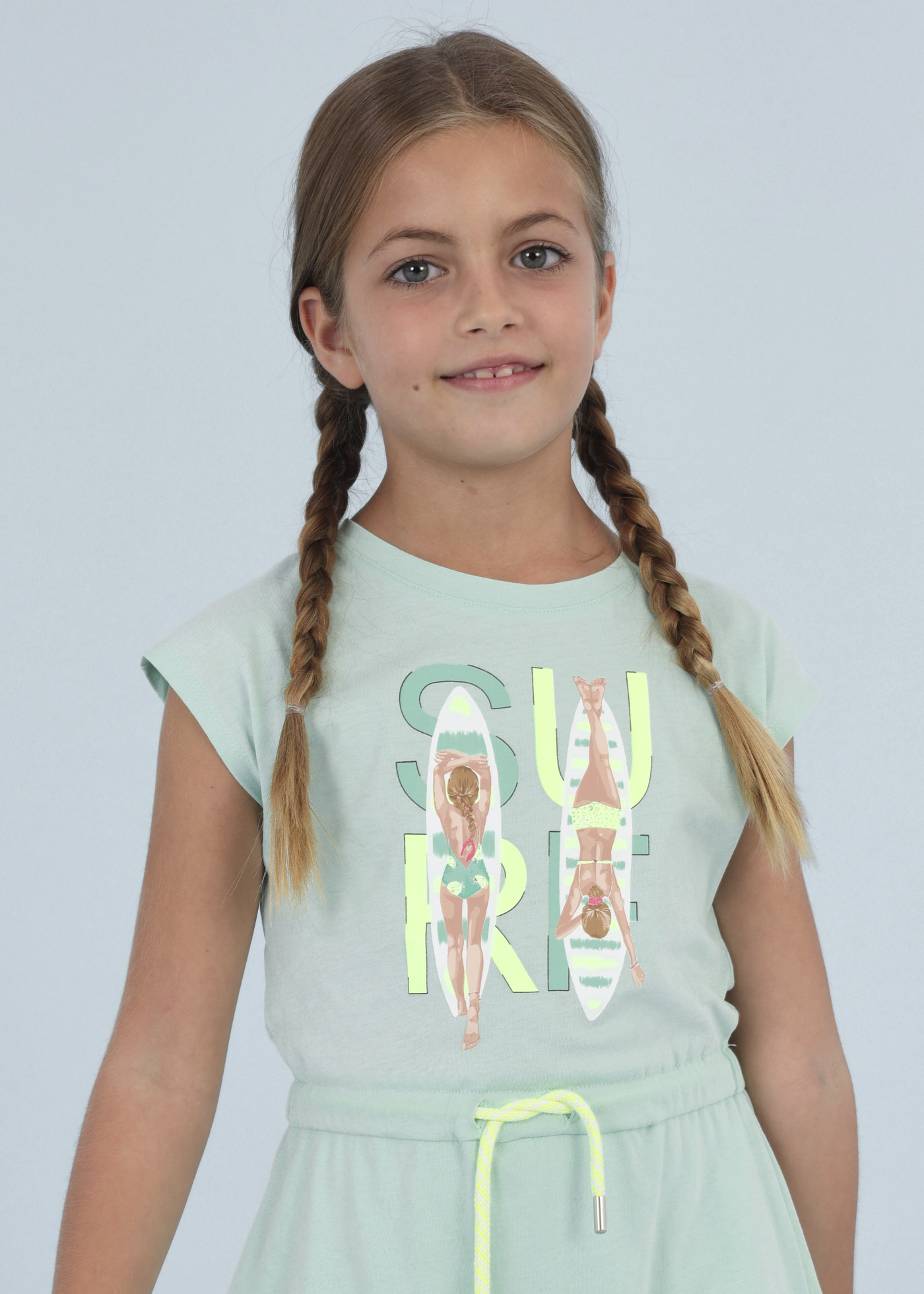 Macacão curto com estampa, confeccionado em algodão sustentável para meninas.