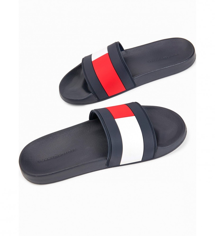 Chinelo Tommy Hilfiger de borracha com bandeira para piscina, estilo marinheiro.