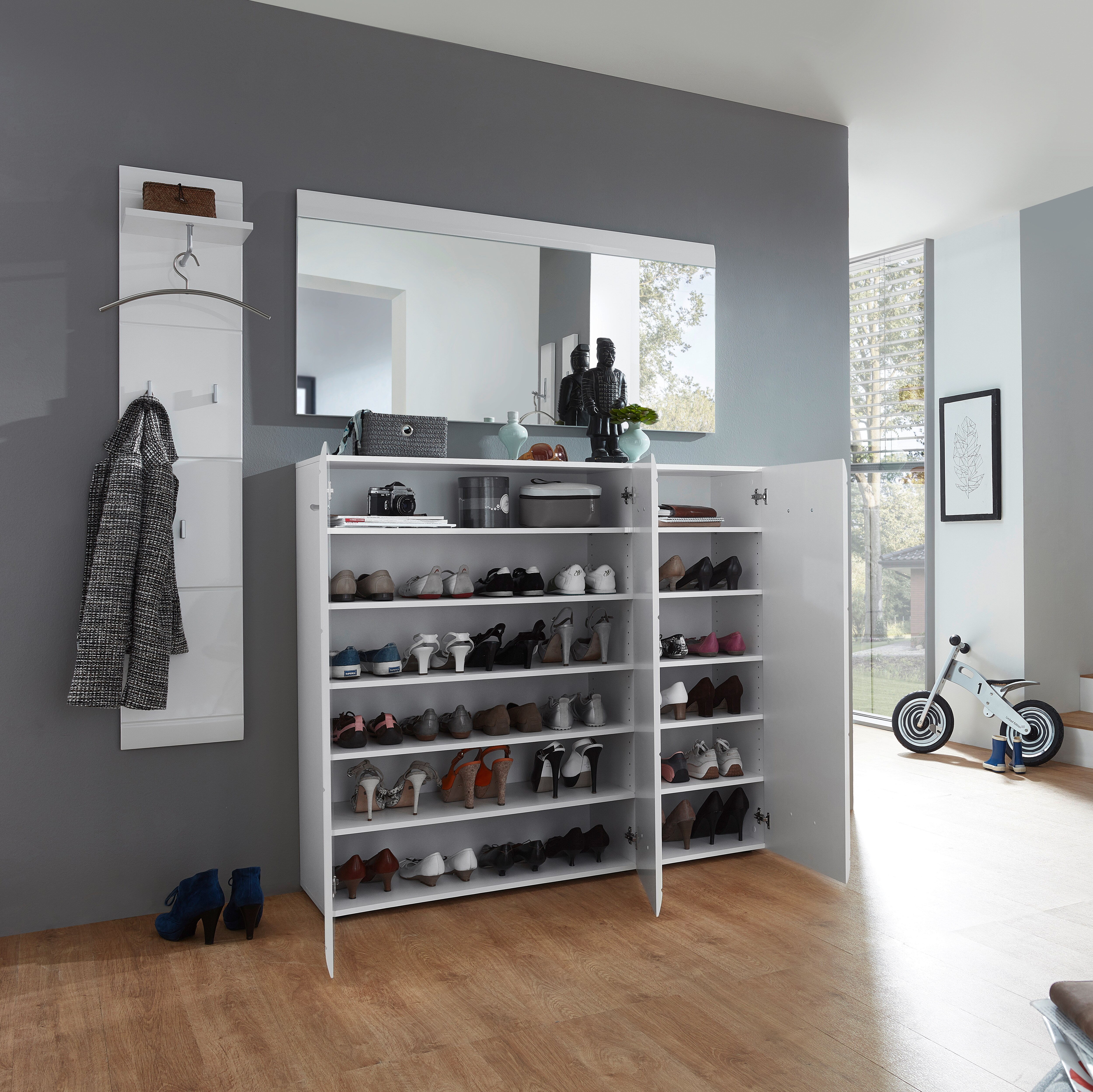 Schuhschrank mit drei Türen mit Rillenfräsung GW-ADANA 3523