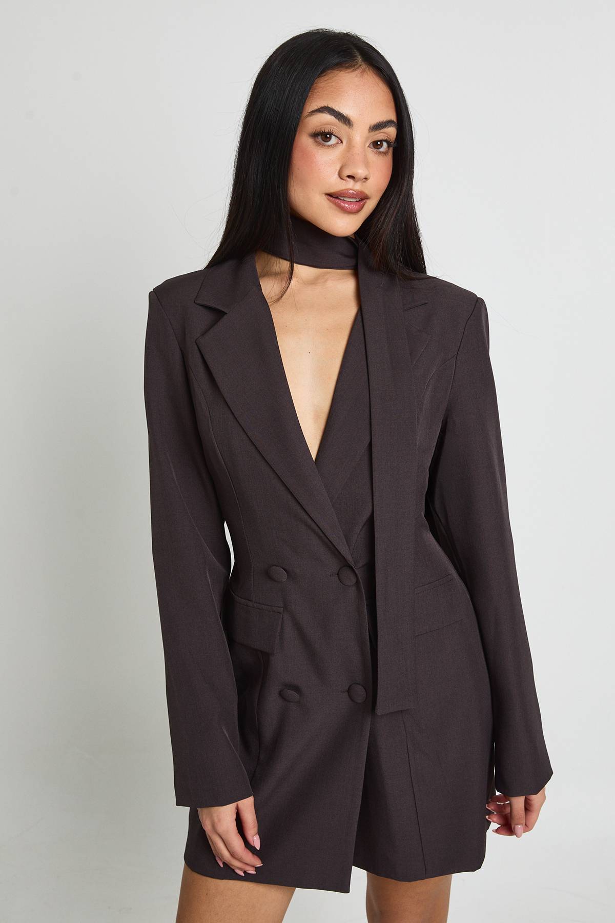 boohoo Robe Blazer Ajustée À Détail Foulard