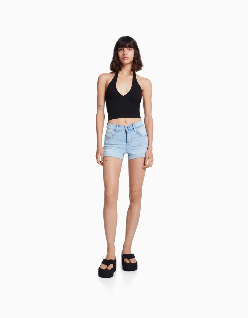 Shorts jeans com a barra dobrada