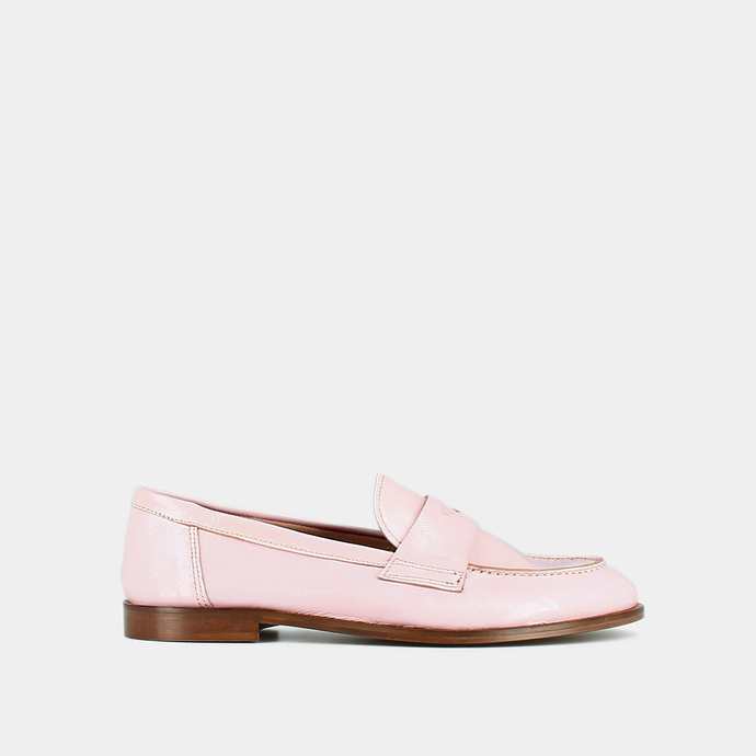 Mocassins à bouts ronds  en vernis plissé rose pâle