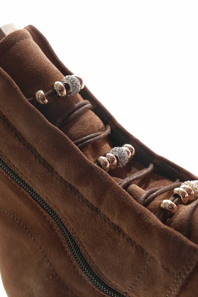 MJUS<br>Botas de tornozelo em camurça com detalhes de joias na frente
