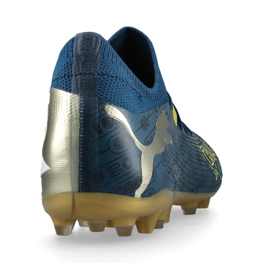 PUMA Future 7 Match MG NJR BNA - Sailing Blue/Marine Blue/Jaune/Grassy Green/Doré ÉDITION LIMITÉE