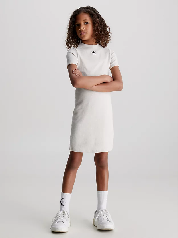 Vestido justo com babados