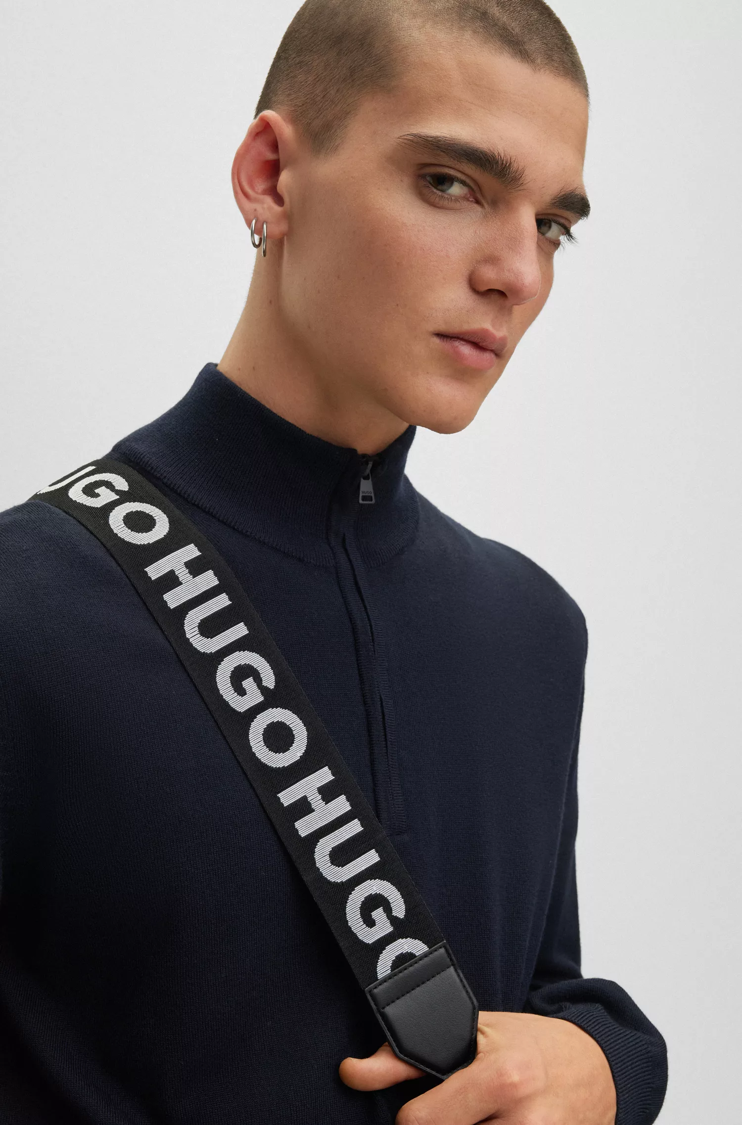 Suéter HUGO vermelho com zíper no pescoço, em lã virgem, com bordado do logotipo.