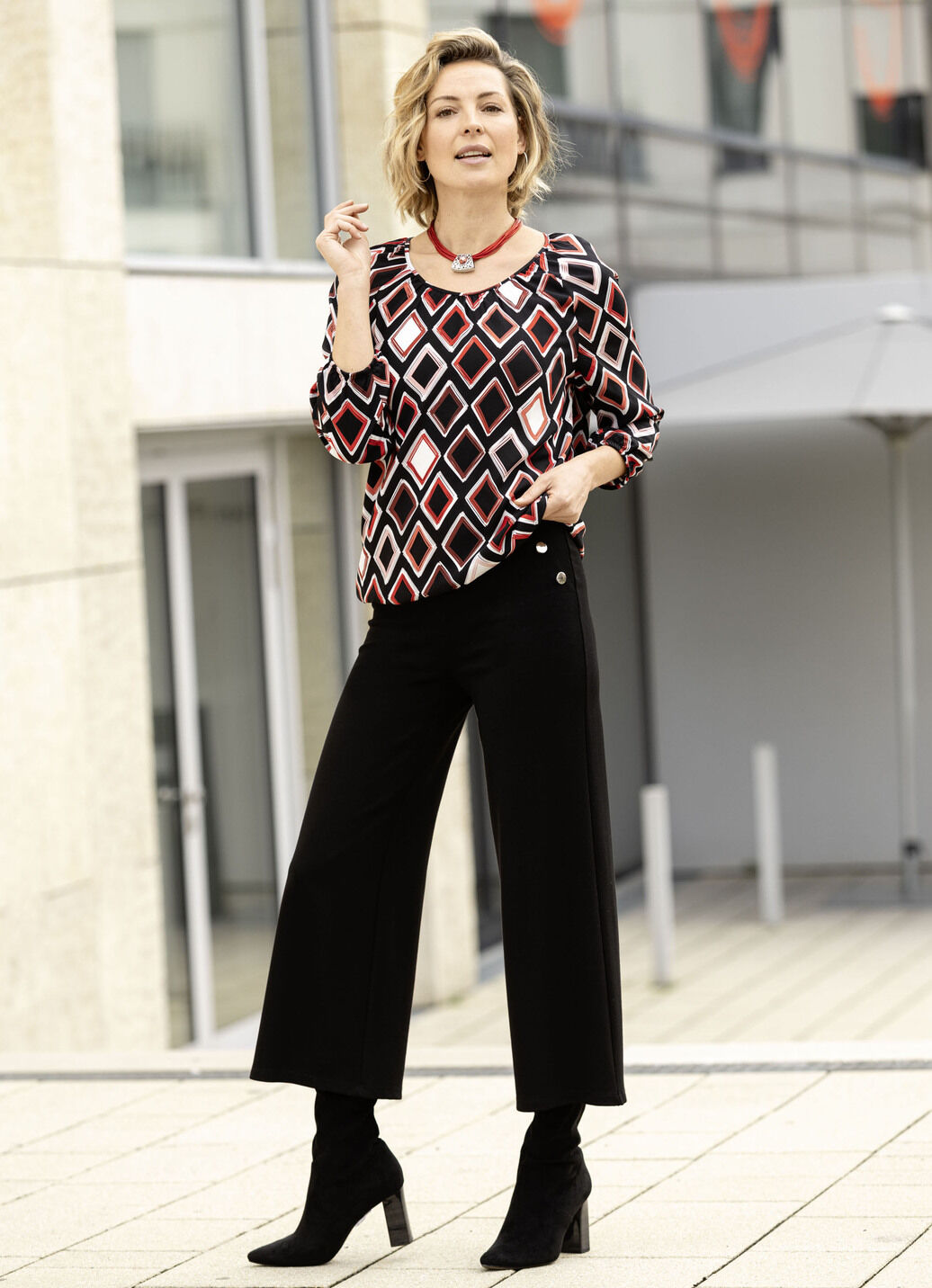 Culotte mit Zierknöpfen