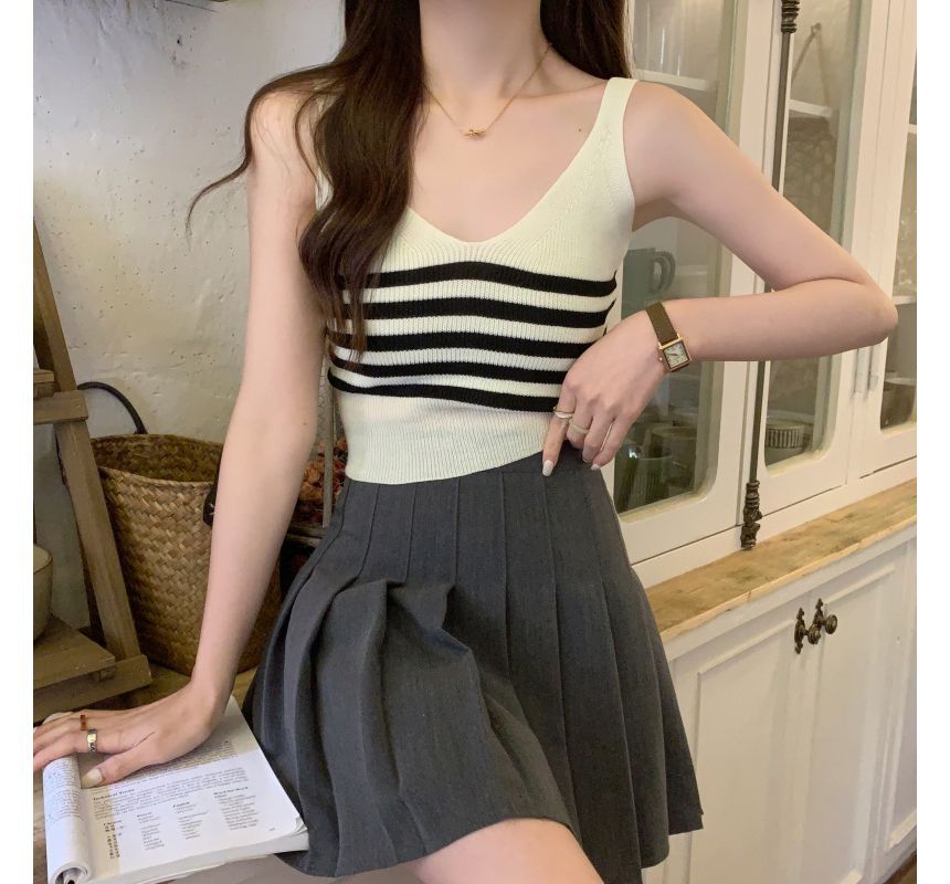Allinya - Gestreepte gebreide tanktop met V-hals
