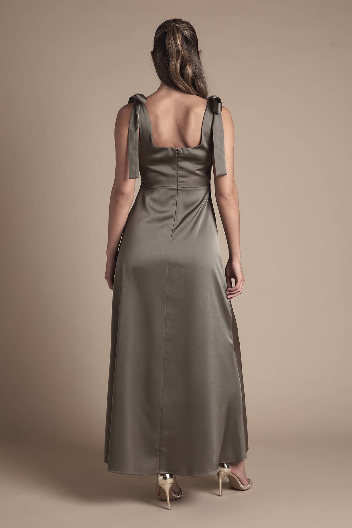 Oasis Robe de Demoiselle d'Honneur Mi-Longue en Satin à Épaules Nouées