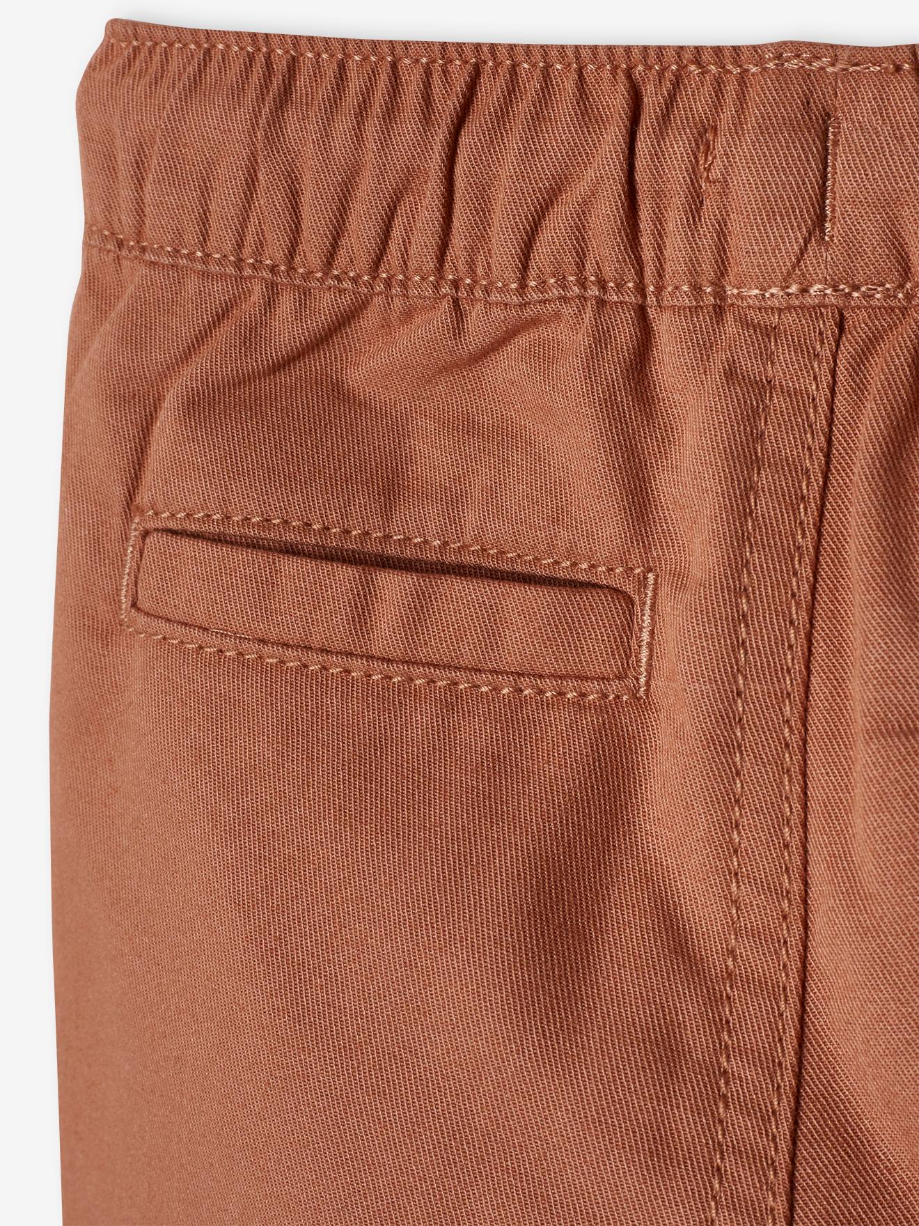 Calça de tecido cor de noz-pecã com elástico na cintura para bebê menino