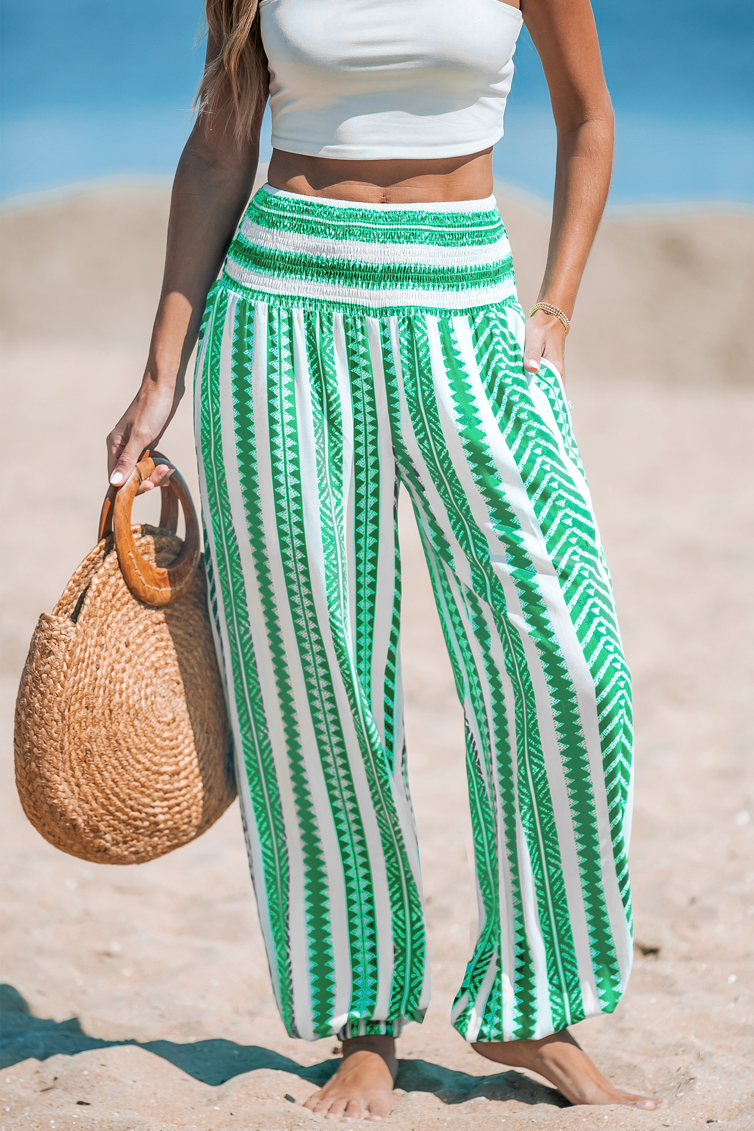 Pantalon avec jambes trapèze et taille à smocks géométrique vert