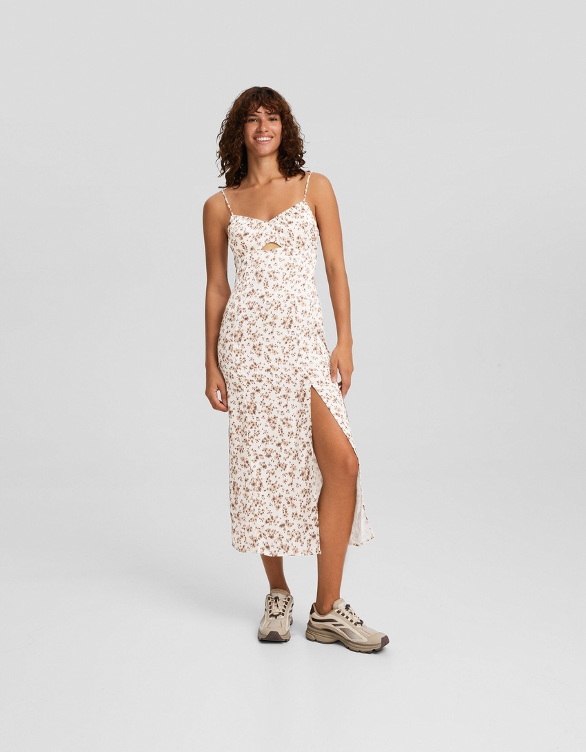 Vestido midi de cetim com recortes e alças finas
