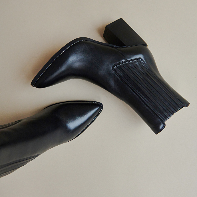 Boots à talons et bouts pointus  en cuir noir